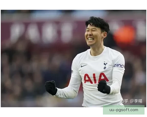 孙兴慜赛前向小球迷赠送个人品牌围巾温暖热刺对阵西汉姆联之夜动人